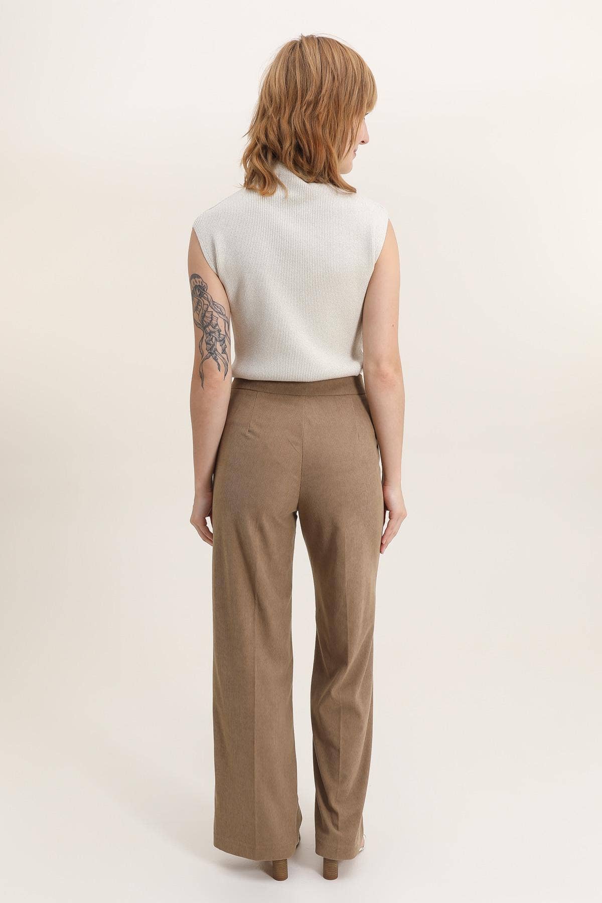 LULUMARY – Großhandel Trainings-/Jogginghose – Damen – Cordhosen P946 mit weitem Schnitt und hoher Taille3