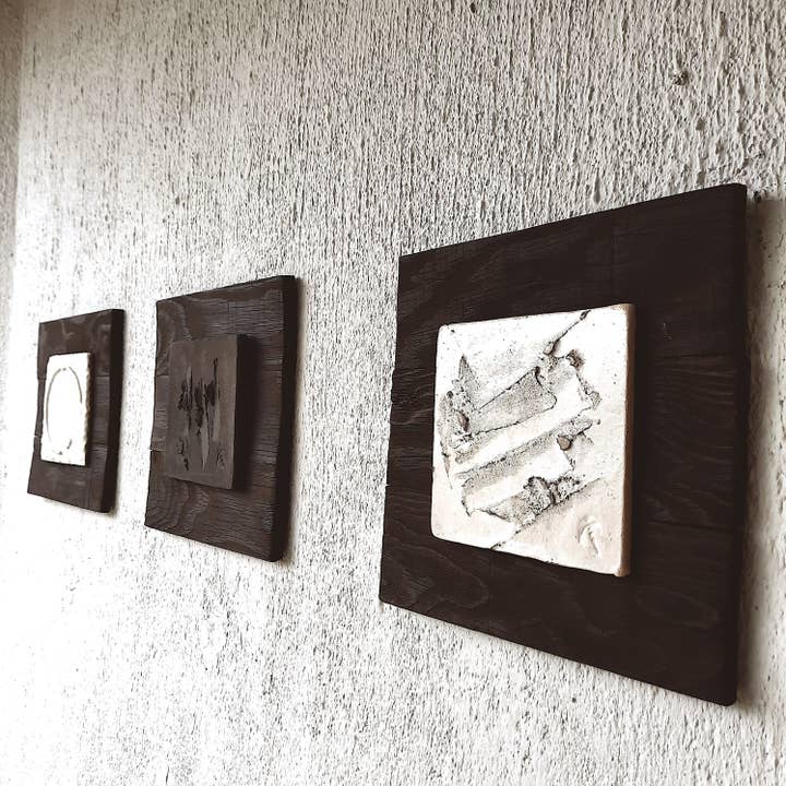 Trio set schilderijen, wanddecoratie in keramiek en hout voor wholesale door Galoartworks