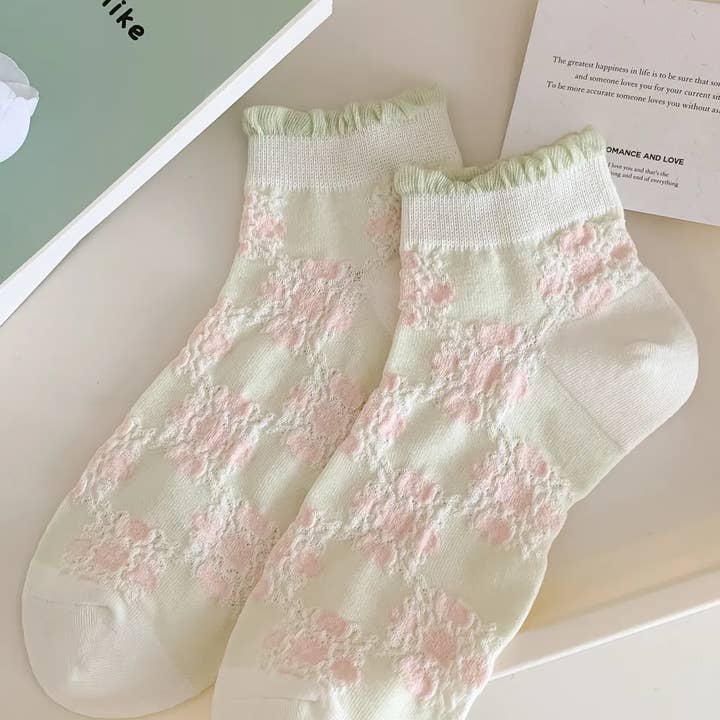 Short green socks with pink floral lace 🌿🌸 for wholesale by Marc JoJo