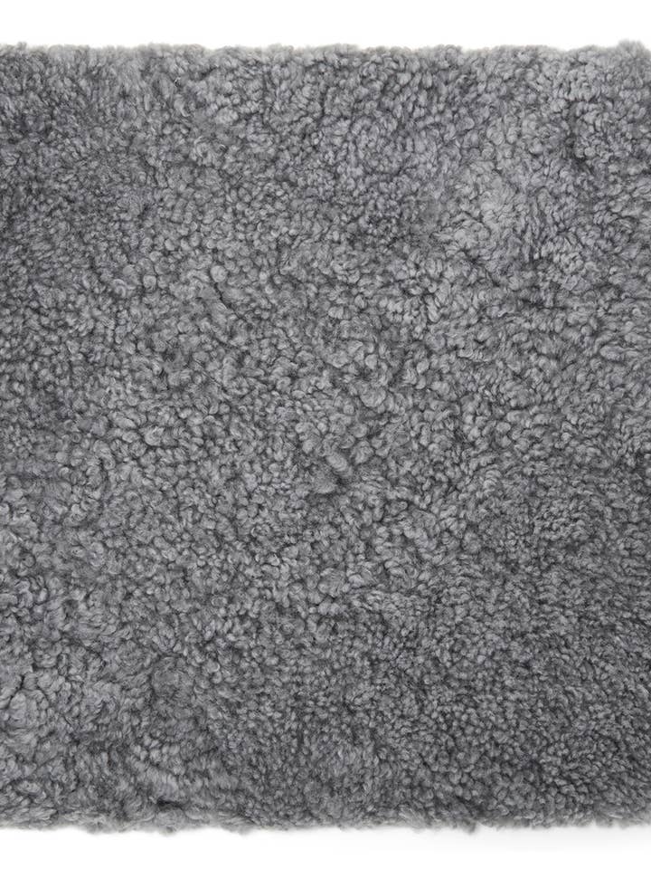 Lockige Schaffell - Quadrat_Gotland grau für den Großhandel von Skinnwille Home