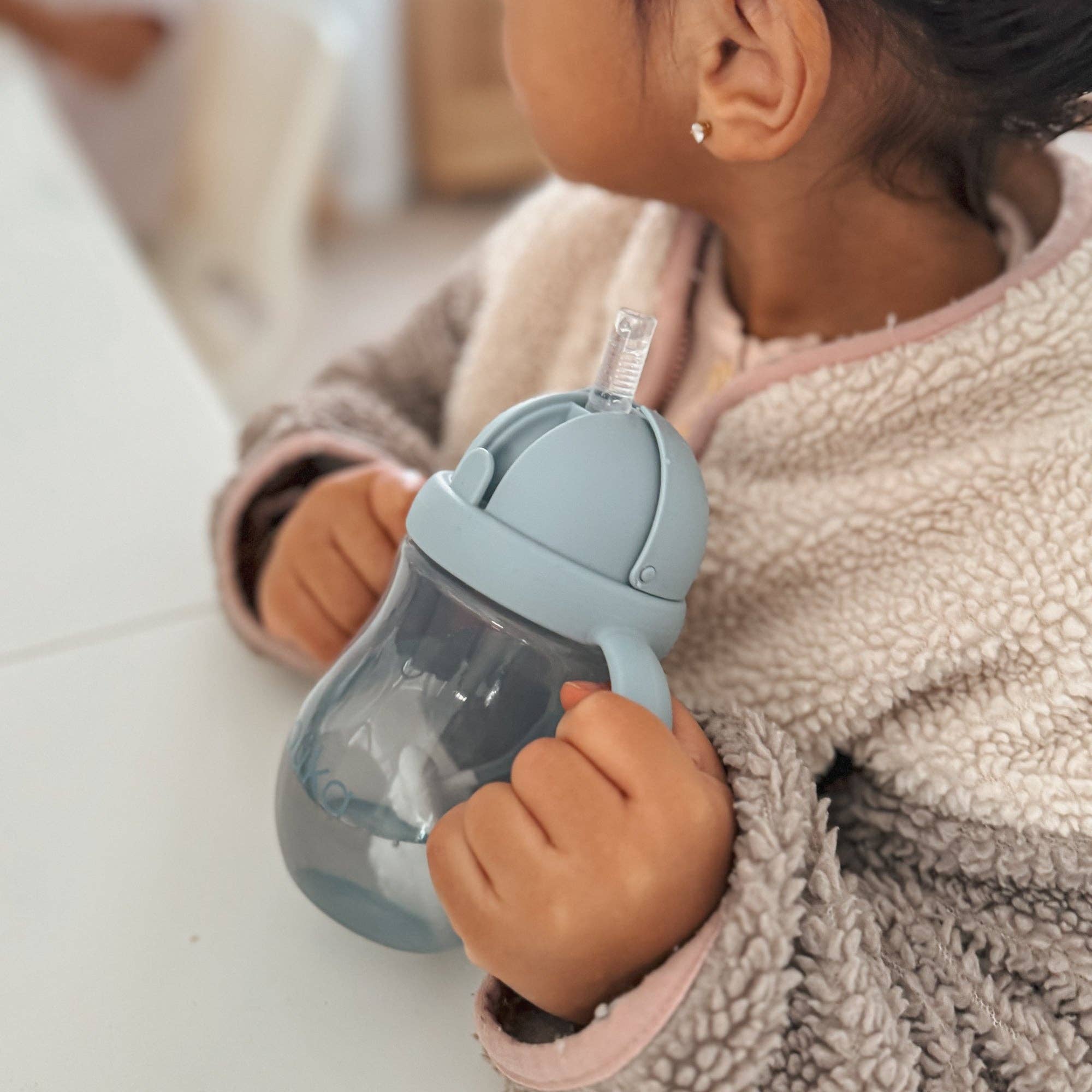 Maighan Distribution - Wholesale Drinkglas/beker - Kinderen en baby - Noüka Non-spill gewogen beker met rietje, 8 oz - Wave6