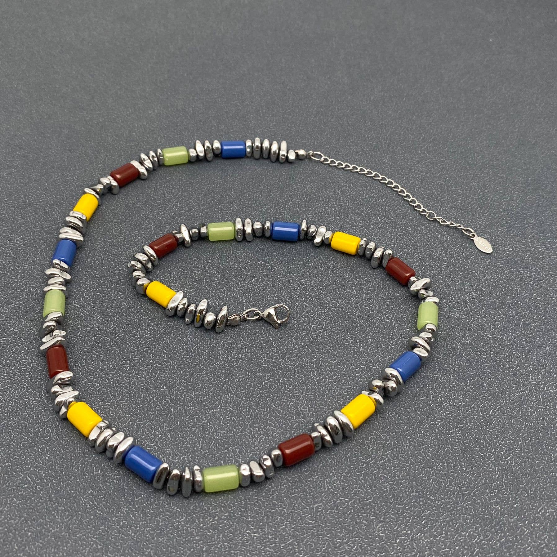 Mio Queena - Vendita all'ingrosso Collane di perline/perle - Collana con chiusura a moschettone in acciaio con perline di ematite e resina colorata2