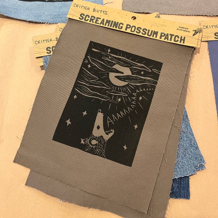 Skrigende Possum Patch - Serigrafi på genbrugsdenim for engroshandel hos Critter Butts