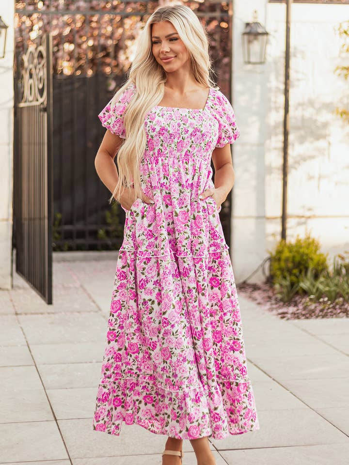 Zarte Blumenkleid mit Smok und Puffärmeln im fließenden Maxistil für den Großhandel von PRETTY BASH