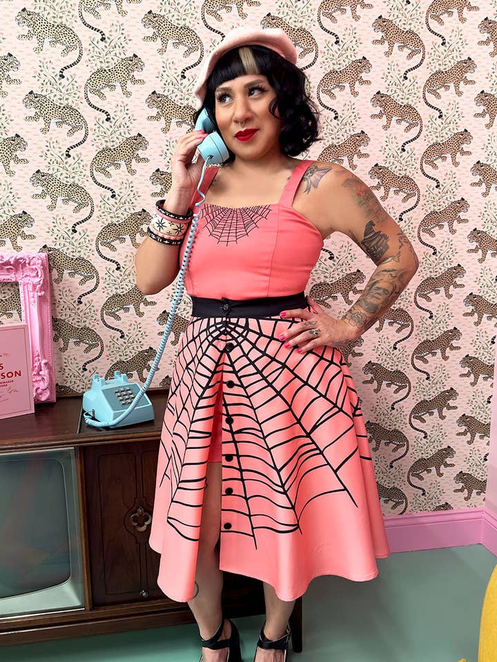 Jupe Glamour Ghoul Spiderweb en rose corail pour la vente par The Oblong Box Shop™