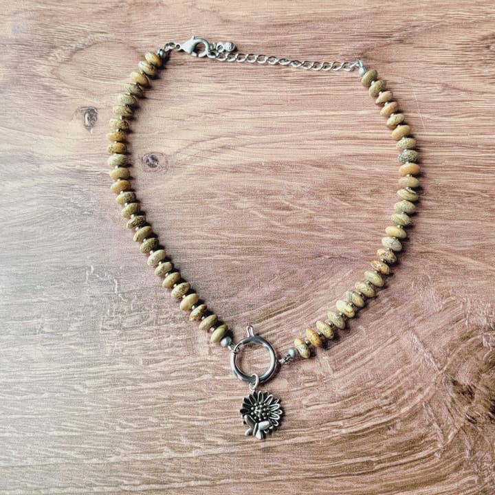 Collier Perlé avec Pendentif Fleur & Papillon pour la vente par ZINC Designs