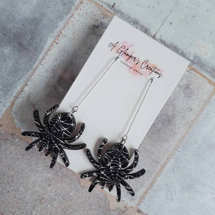 Svartvita Spiderweb Halloween trä spindelörhängen för wholesale av A Glamper's Creations LLC