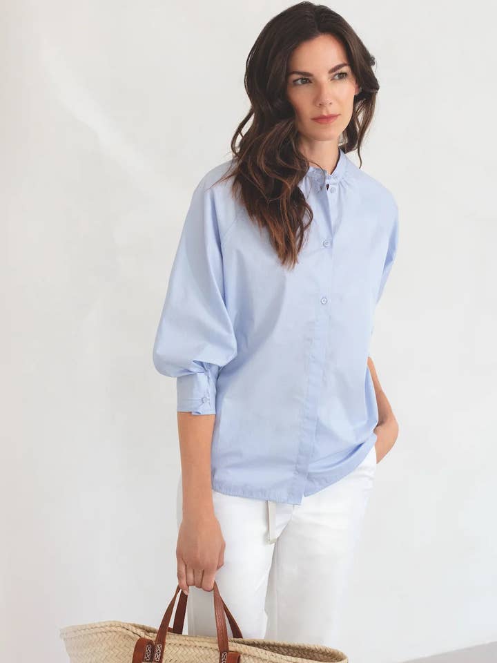 Camicia con abbottonatura parzialmente visibile per la vendita all'ingrosso da parte di Spoon