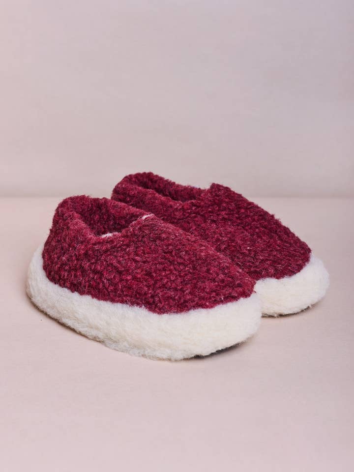 Kurze Wollhausschuhe - Rot for wholesale by Garden State Candles