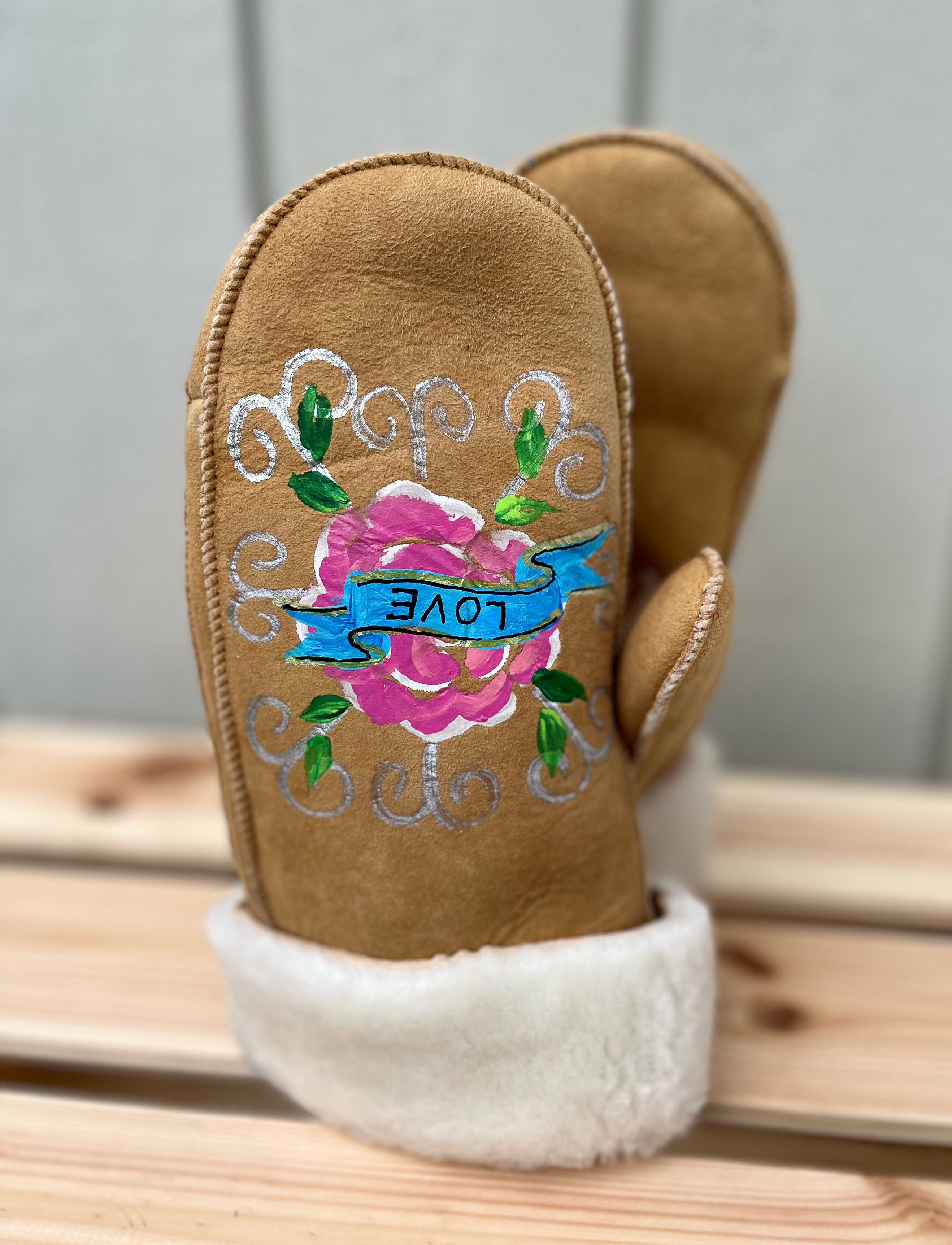 Tessa & Mimmi Clogs of Sweden – wholesale Mittens – Women's – Love Sheepskin Mittens1