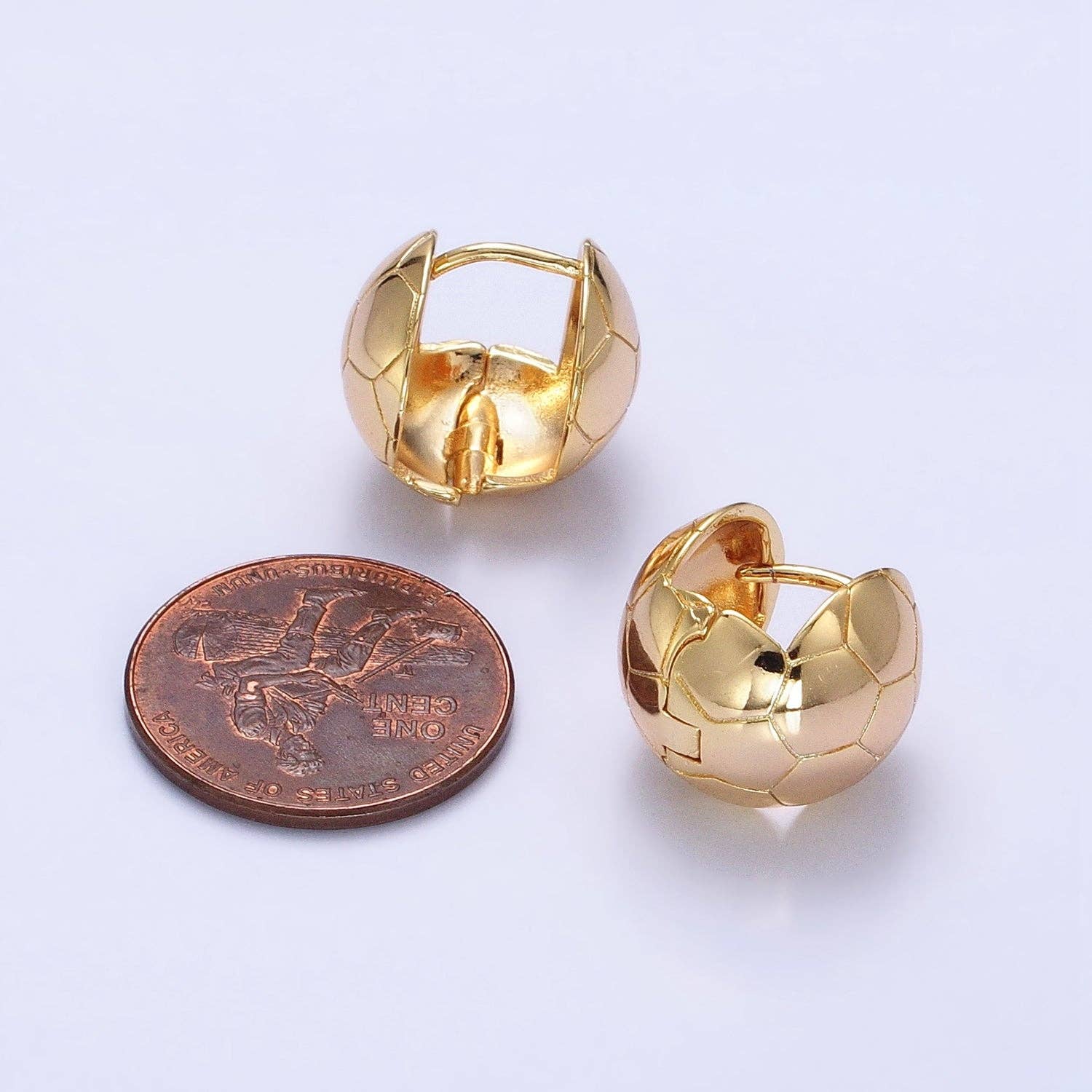 Aim Eternal - Vente Petits anneaux - Boucles d'oreilles Huggie minimalistes et délicates en forme de ballon de football rond en or | AB3743