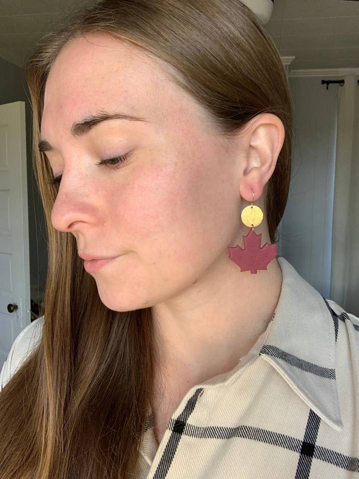 Orecchino a Goccia di Acero in Borgogna per la vendita all'ingrosso da parte di Clay By Denae