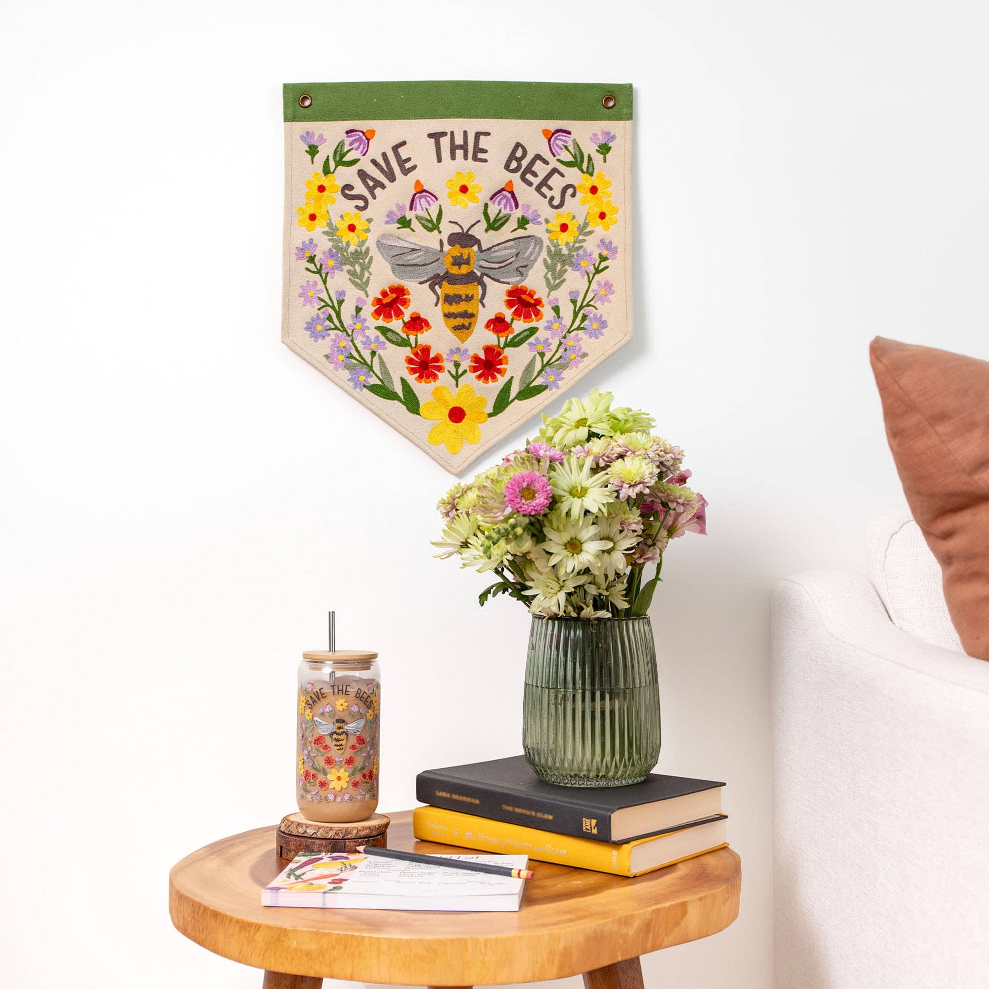 1canoe2 | One Canoe Two Paper Co. - Vente Banderole - Bannière en toile brodée Save The Bees5