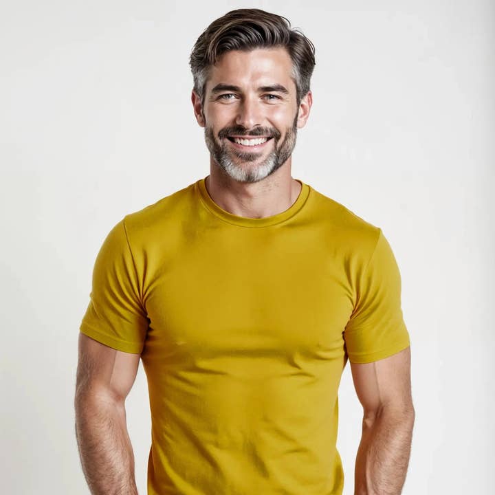 Giallo T-Shirt Muscle Fit Essential Made in Italy - Giallo Senape in vendita all'ingrosso su Faire