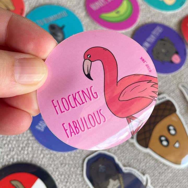 Flockande Fabulous | 2 tums Vinyl Flamingo Pun klistermärke för wholesale av SKP ink