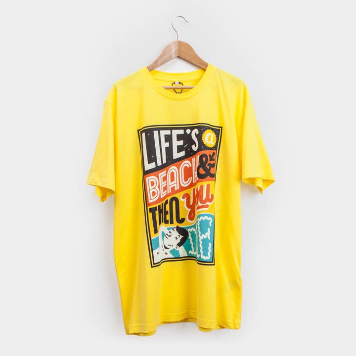 La vie d'une plage - T-shirt pour la vente par Evermade