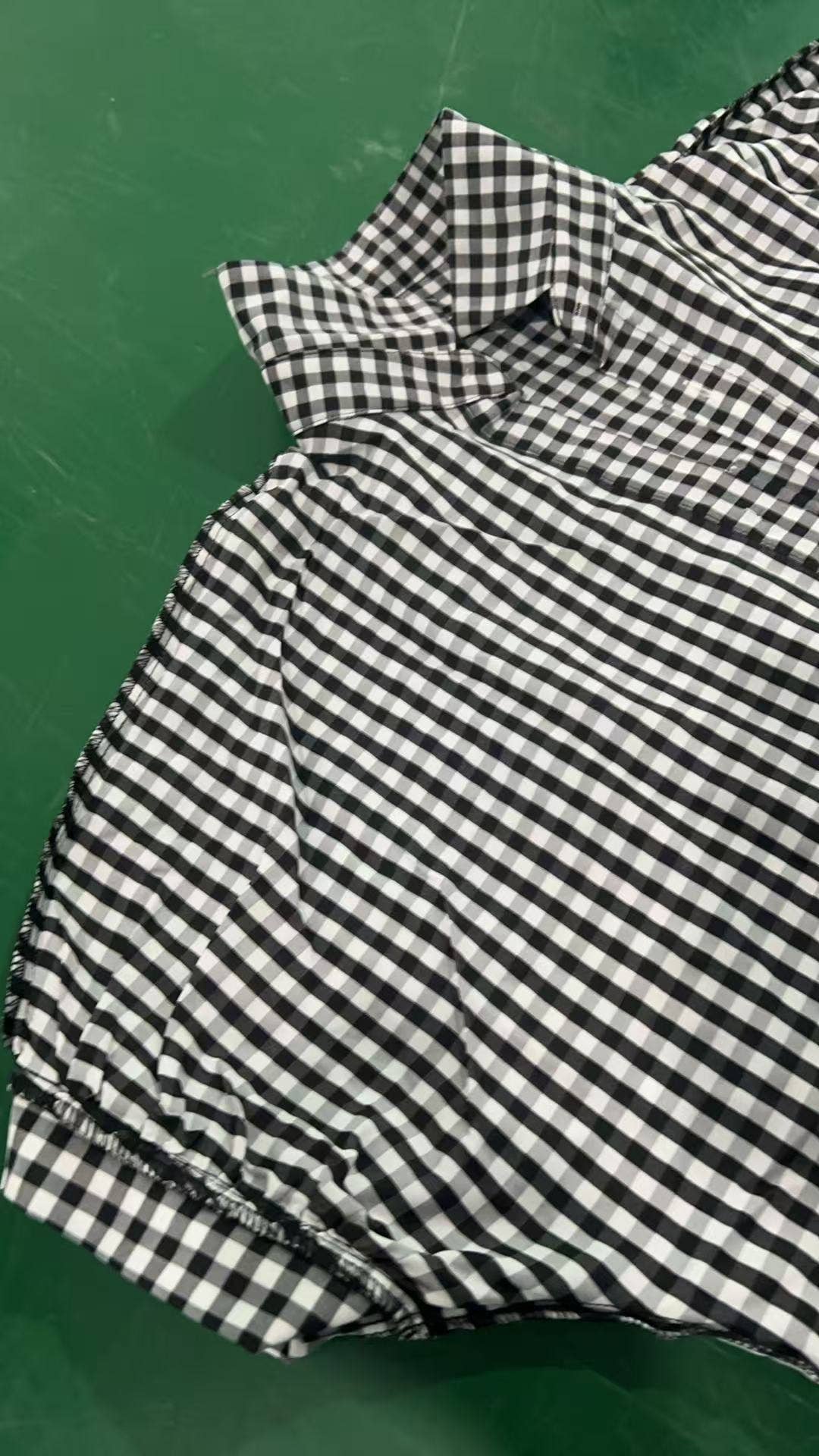 UNISHE – Großhandel Hemd mit Button-down-Kragen – Damen – Oversize Bluse mit kariertem Muster und Knopfleiste BBSP0452