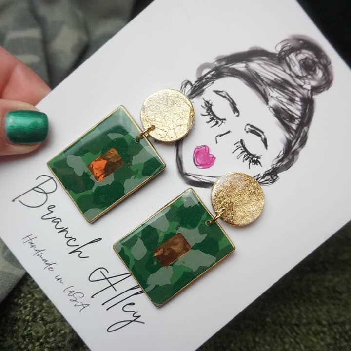 Signora in elegante (mimetico) per la vendita all'ingrosso da parte di Branch Alley