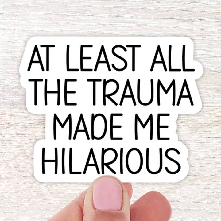 Au moins tout le traumatisme me rend hilarant autocollant pour la vente par The Daydreamer Designz