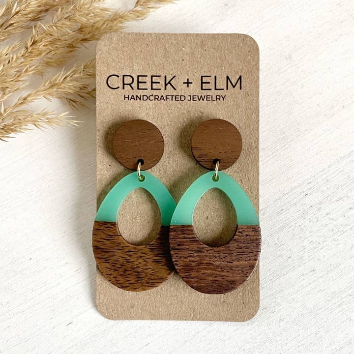 Luna Hout + Hars Hangende Oorbellen-Zeeschuim voor wholesale door Creek and Elm