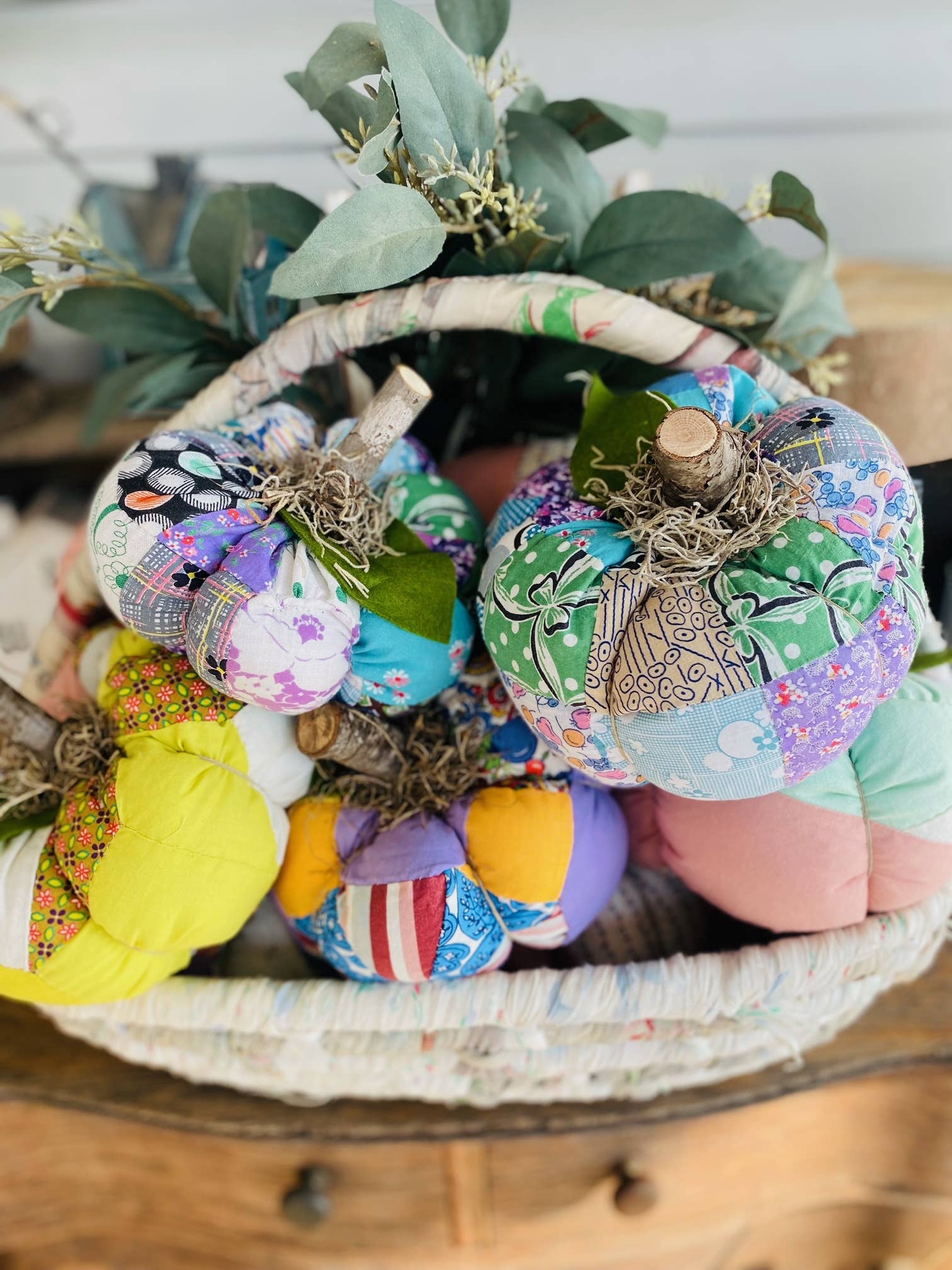 A Gnome on the Roam - Vente Décorations de table - Citrouilles en tissu faites à la main dessus de courtepointe vintage 7" décoration d'automne14