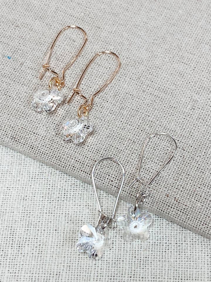Boucles d'oreilles pendantes fleur en cristal Swarovski pour la vente par Gracie Rose Designs