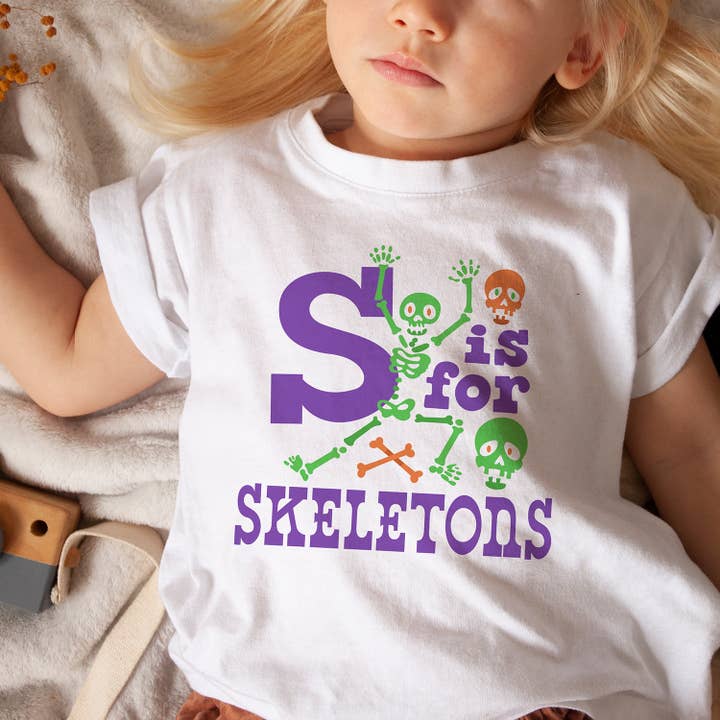 S est pour Squelettes T-shirt Enfant et Jeune pour la vente par Itsy Bitsy Bella Co