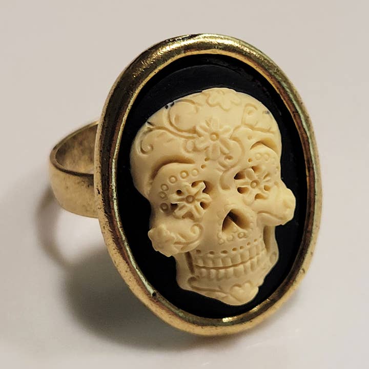 Grande bague Sugar Skull en forme de camée pour la vente par Fizz