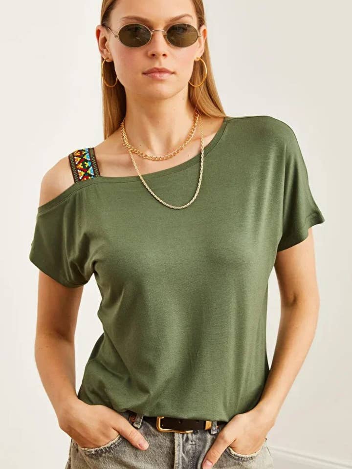 Bluse mit Ethno-Besatz und One-Shoulder-Design für den Großhandel von Hoxton Gal
