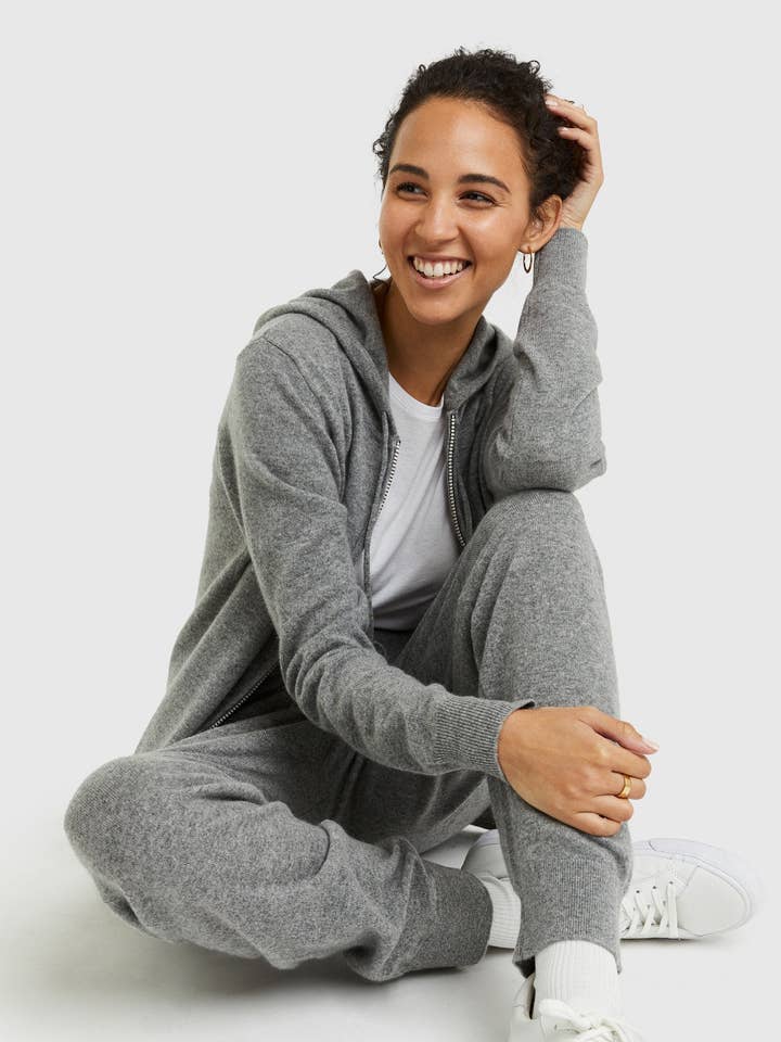 Sweat à capuche zippé en cachemire mongol pour la vente par Delfina&Co