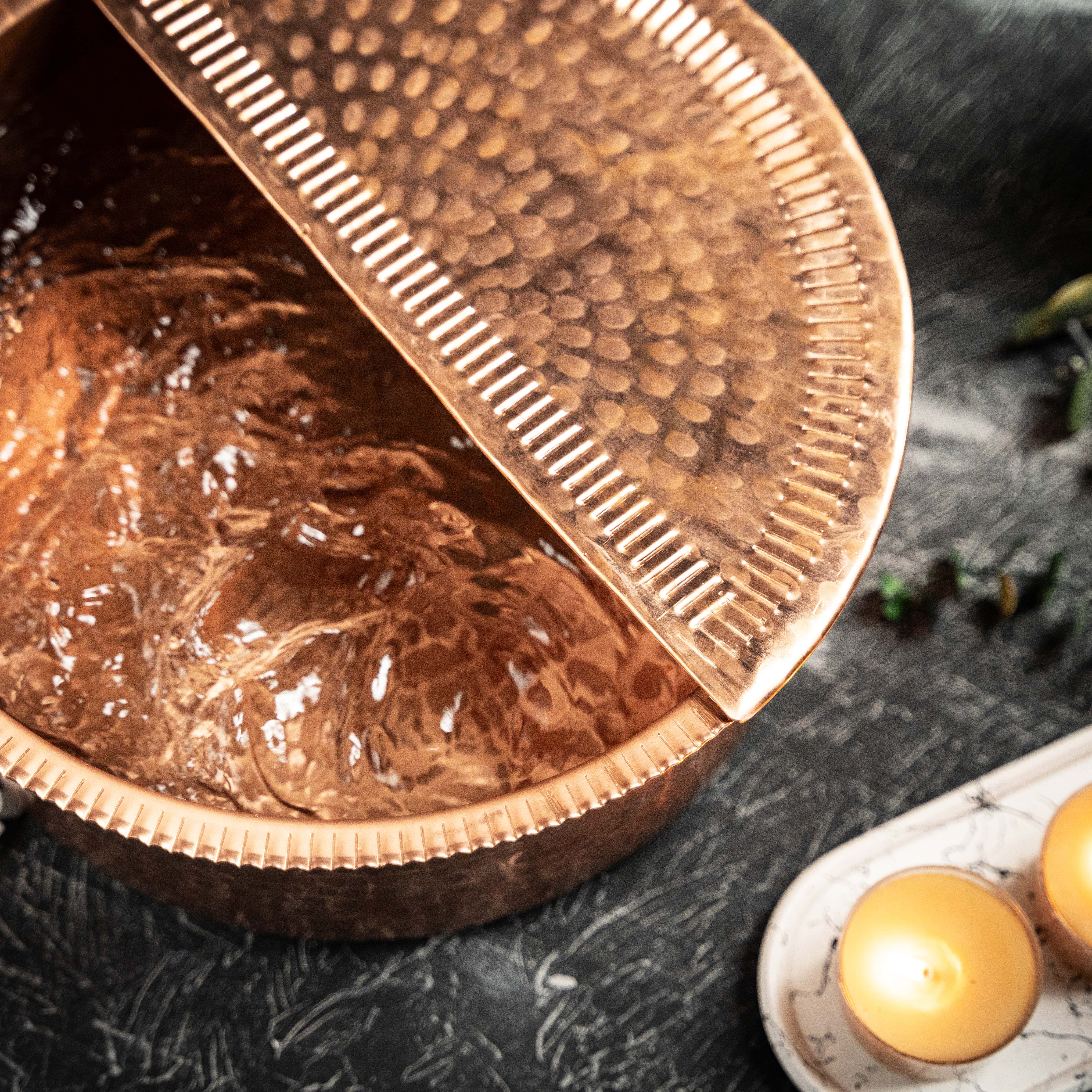 ALFIQ Copper - Vendita all'ingrosso Set bagno e corpo - Ciotola per pedicure in rame grezzo artigianale – Vasca da spa ayurvedica martellata con poggiapiedi rimovibile1