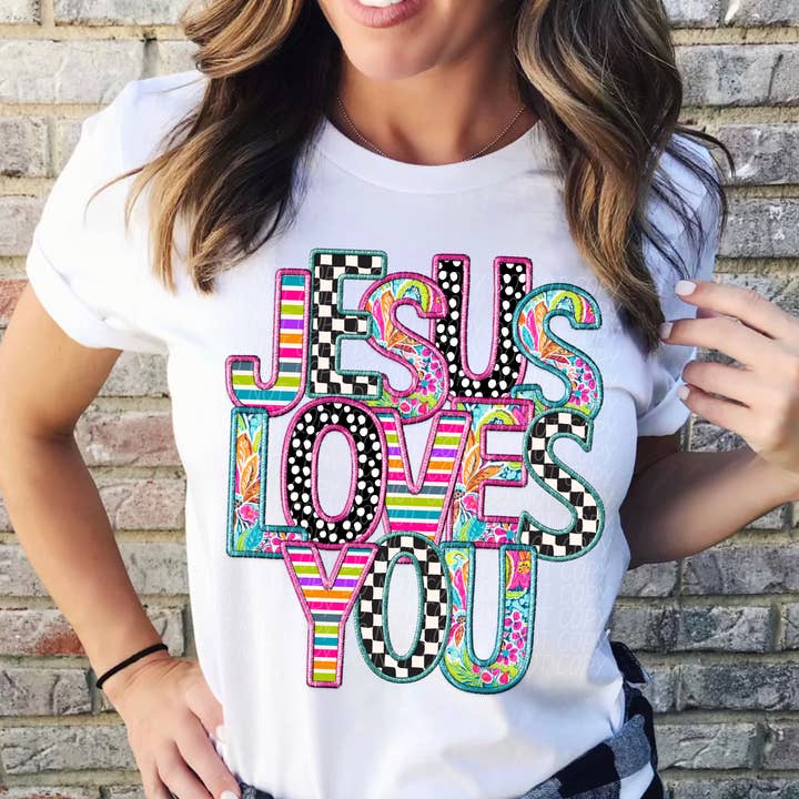 Stampa DTF con ricamo sintetico brillante «Jesus Loves You» per la vendita all'ingrosso da parte di Simple Tymes