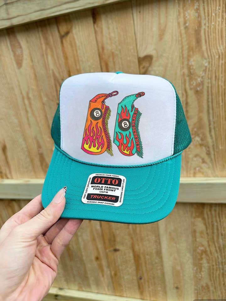 8 Ball Chaps Truckerkeps (Flera färgalternativ) för wholesale av Gunpowder and Glam Boutique