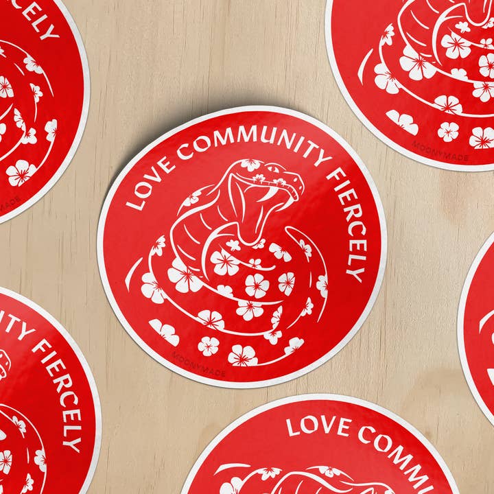 Autocollant en vinyle "Aimez la communauté avec ferveur, serpent" pour la vente par Moonymade
