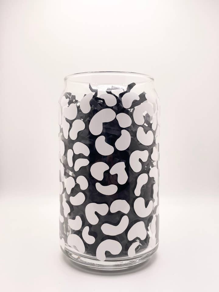 Hvid klassisk leopardprint, dyreprint, dåse glas kop for engroshandel hos Jeanne Mari & Co