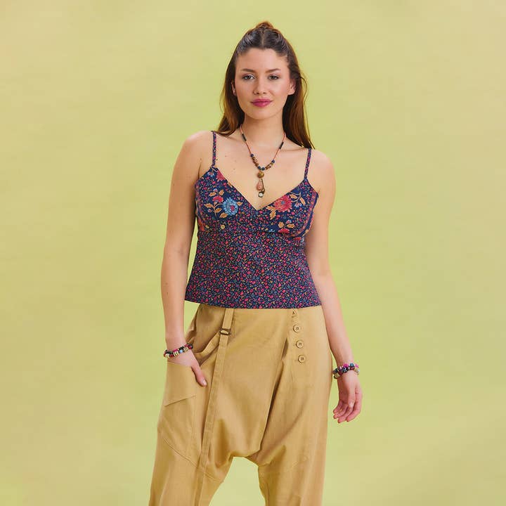 Blouse sans manches à fines bretelles en V avec imprimé de fleurs de laurier rose. pour la vente par Los Banditos