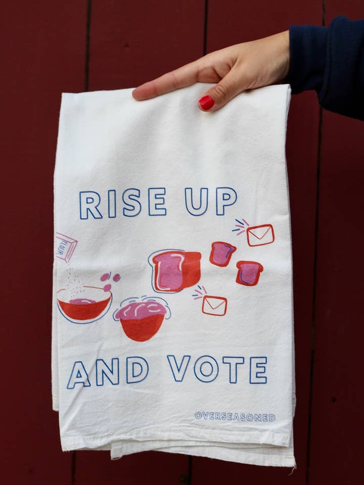 Asciugamano da tè Rise Up and Vote - opera d'arte elettorale femminista per la vendita all'ingrosso da parte di Overseasoned