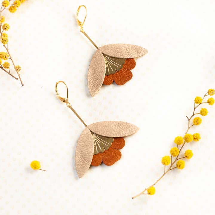 Brincos de flor de ginkgo - couro bege e marrom por atacado de Chenoha Studio