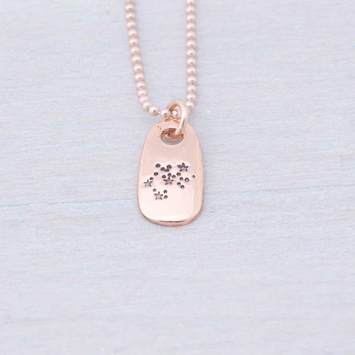 Colar Charm para Mulher | Colar Zodíaco Constelação em Ouro Rosa Sagitário por atacado de Simpli Stamped