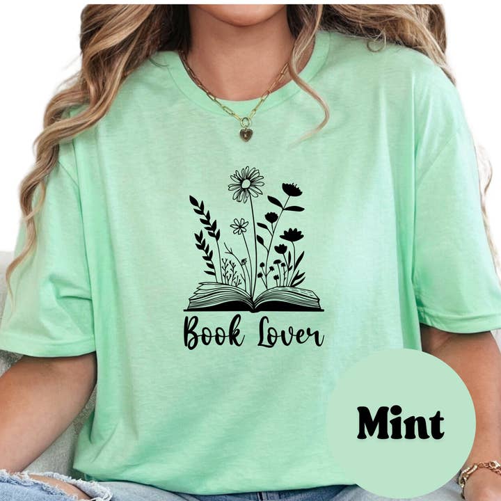 T-shirt pour amateur de livres, tee-shirt doux et confortable pour lecteur, haut pour passionné de lecture, graphique littéraire, cadeau pour les lecteurs pour la vente par Purely Bookish