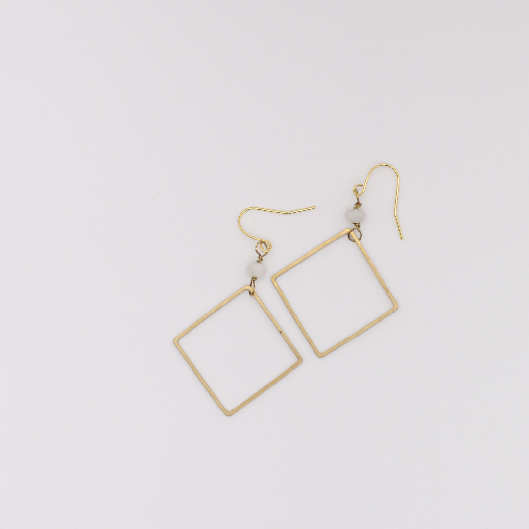 Seeds – Großhandel Ohrhänger – Julia-Ohrringe | Quadratische Anhänger aus Messing, echte Steinperlen0