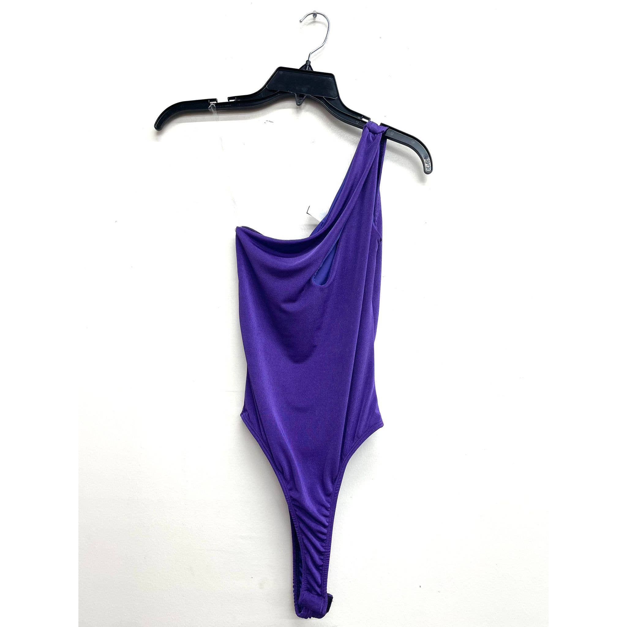 Uptown Apparel - Vente Body – femme - Body doublé à une épaule découpée à une épaule J68236
