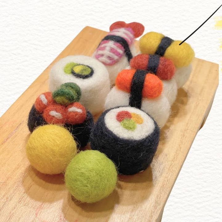 Handgjord ullnål filtad kattleksak i sushi-form för wholesale av Woolbuddy