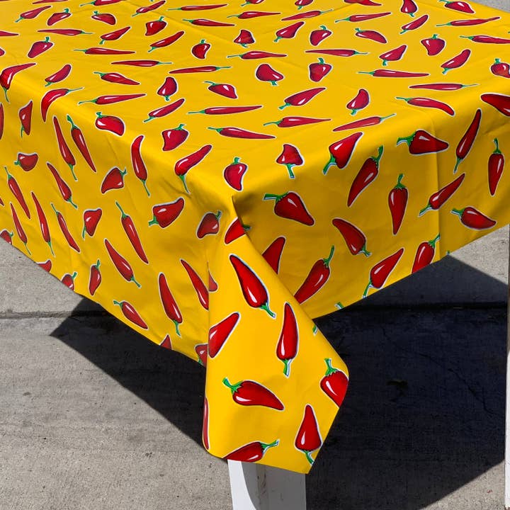 Oilcloth International – wholesale Tablecloth – 47.5" Round Chiles Tablecloth - Merrow Edge