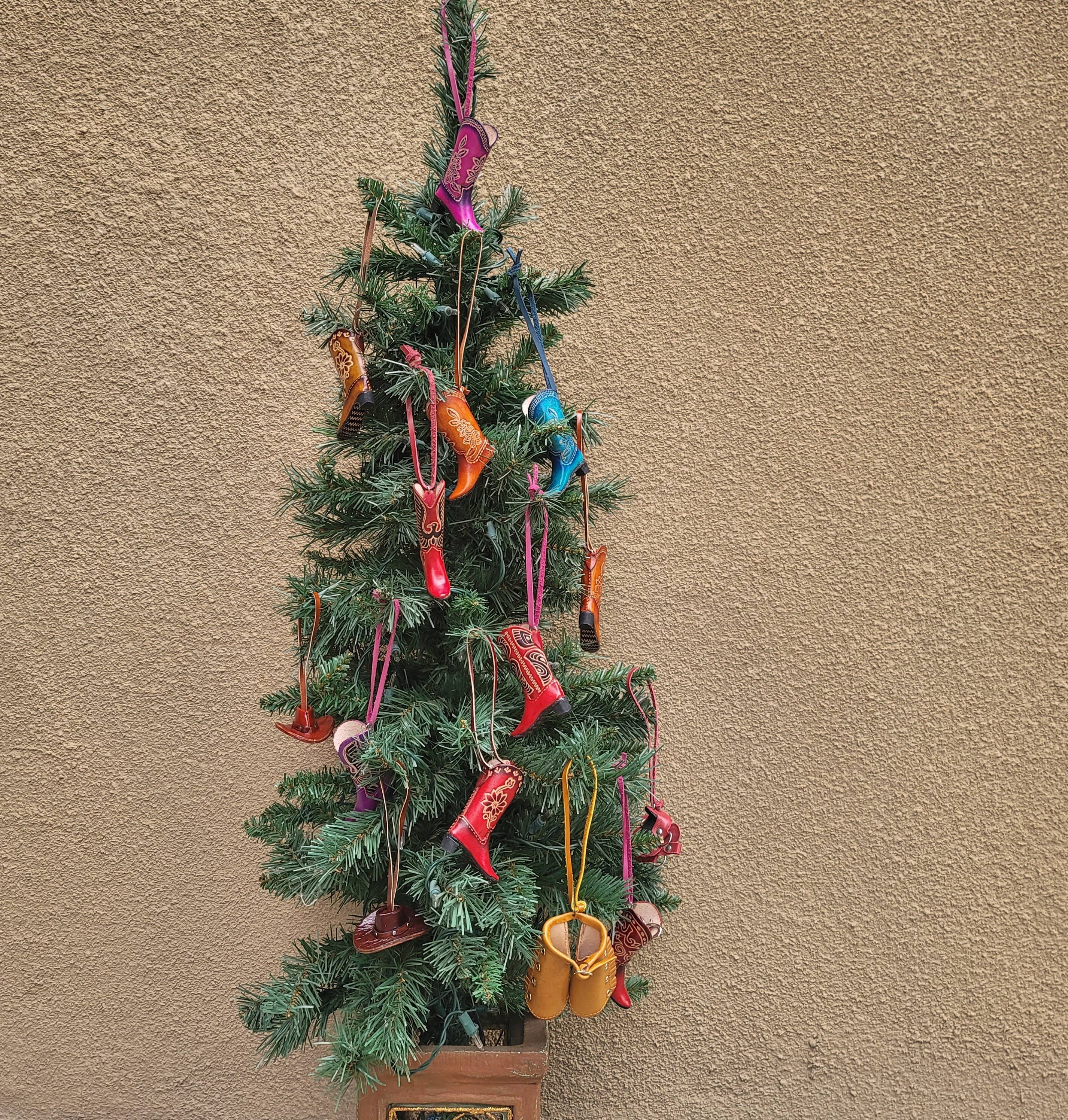 Sunflower Handmade leather inc - Wholesale Ornamentset - 12 stuks westerse lederen artikelen ornamenten cowboylaarzen hoeden et3