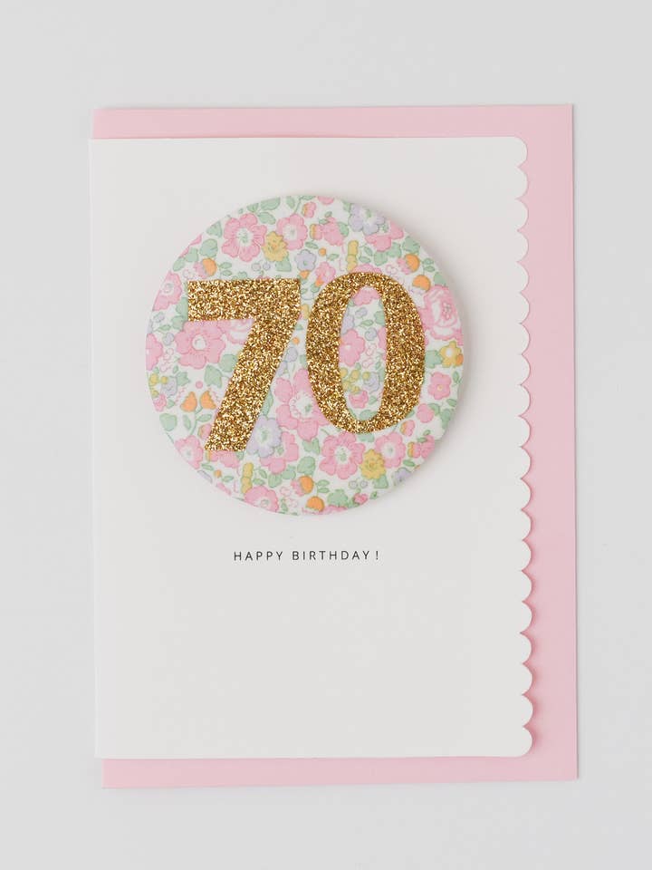 Verjaardagsbadge Leeftijd 70 - Liberty Betsy Ann Whisper Pink voor wholesale door The Charming Press