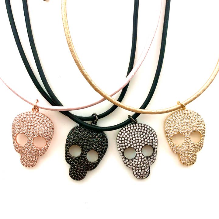 Gargantilha Delicada com Caveira Magnética por atacado de Karli Buxton