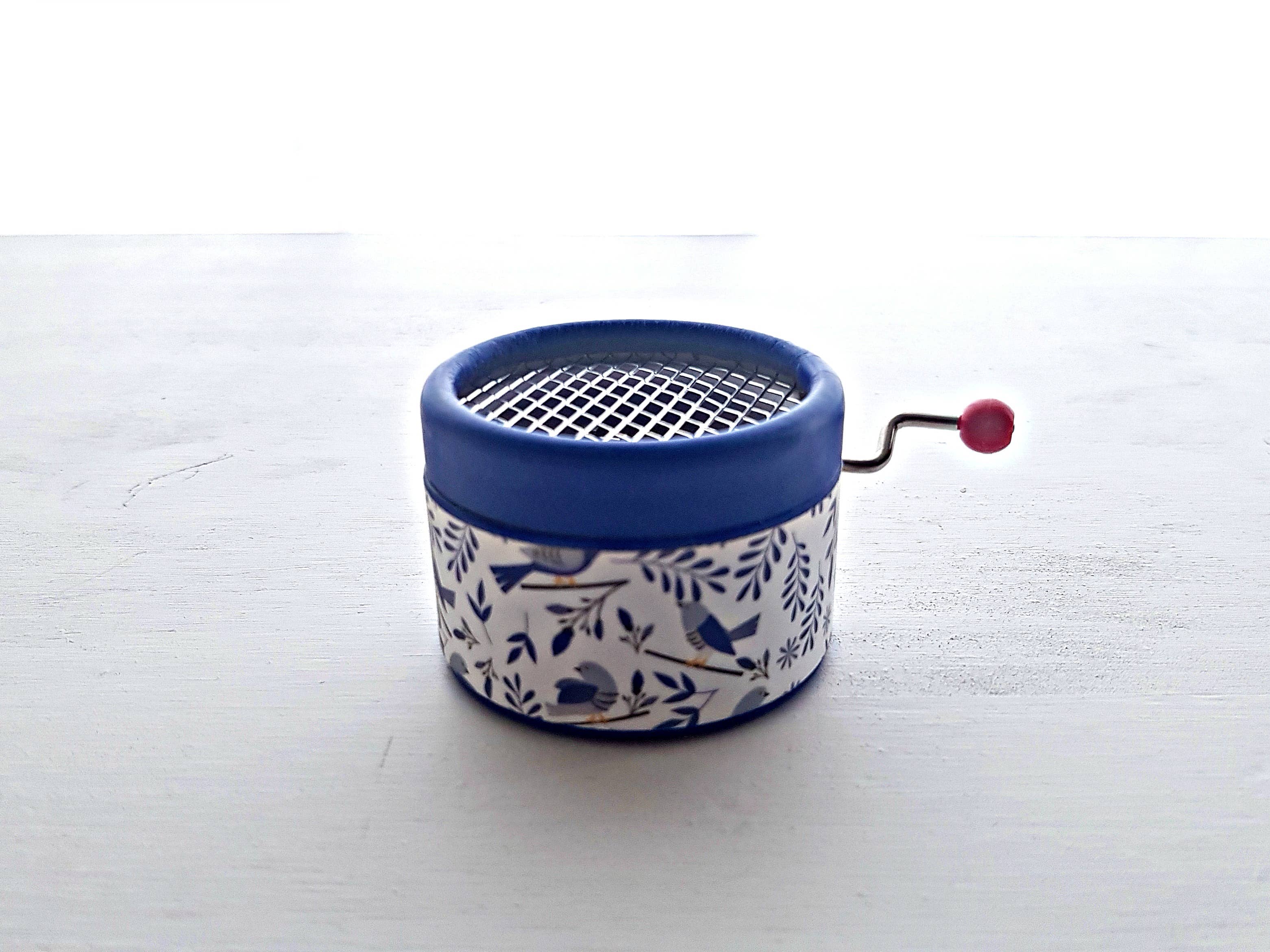 esdemusica by Rocio – wholesale Music box – Child & baby – Round manual music box decorated with a singing birds pattern5