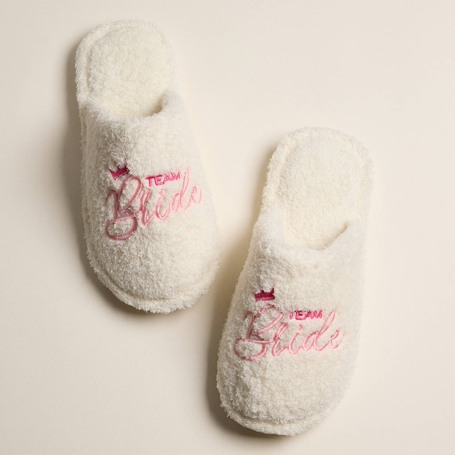 Lilla Haven - Vendita all'ingrosso Pantofole - Donna - Pantofole Fuzzy Team Bride con Ricamo a Corona per Regalo di Natale5