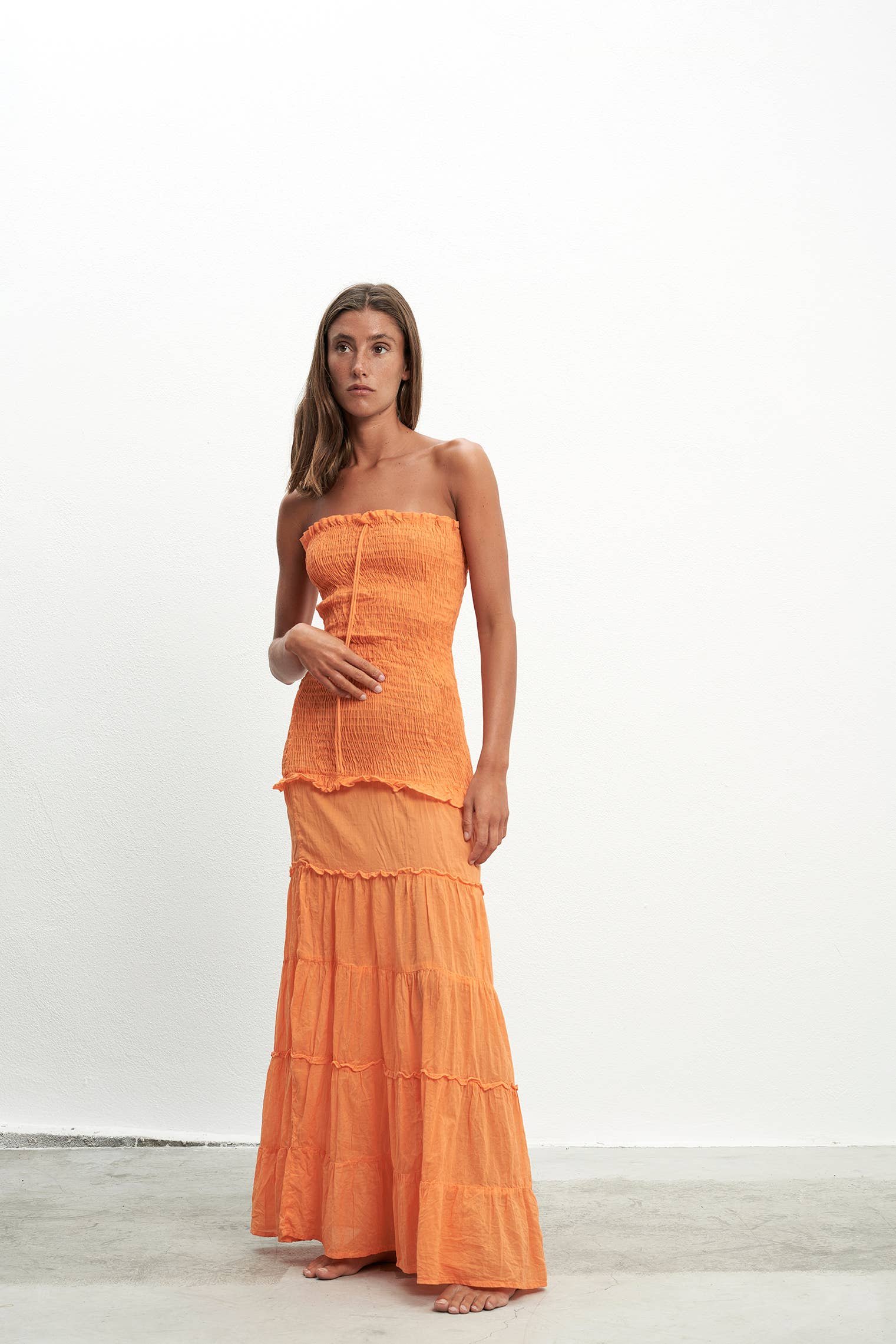 PAR&ESCALA – Vestido - Mulher por atacado – Vestido longo Rome com babados e decote tomara que caia1